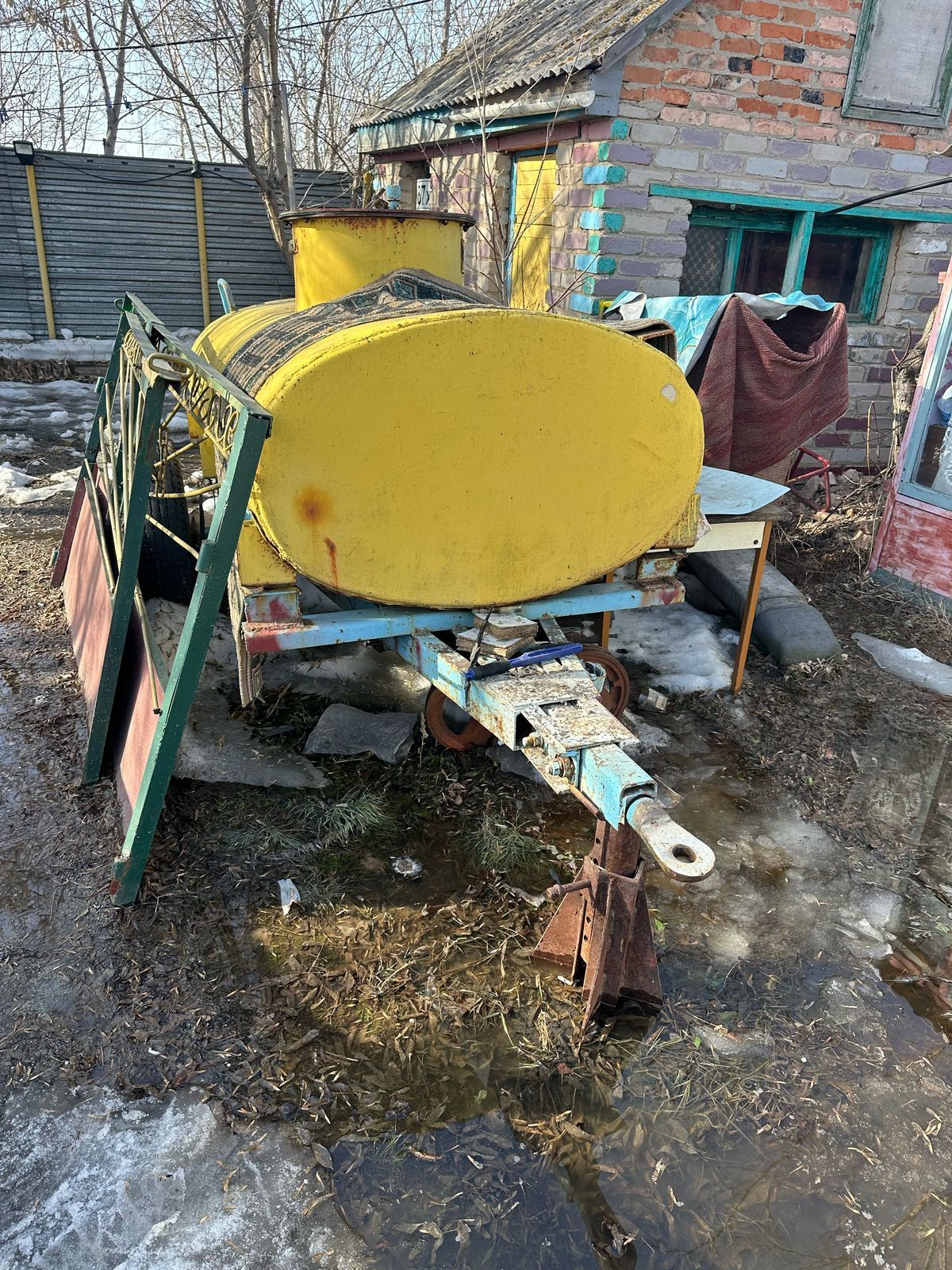 Продам телегу,кабину,бочку.