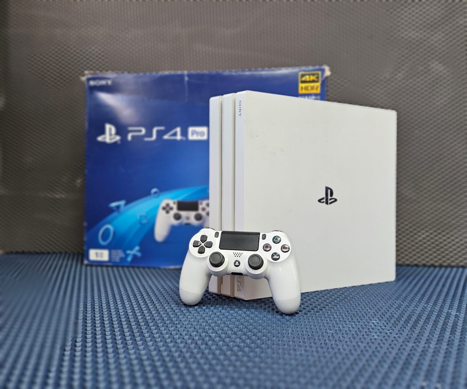 PS4 PRO белый эксклюзив с играми / полный комплект/супер состояние .