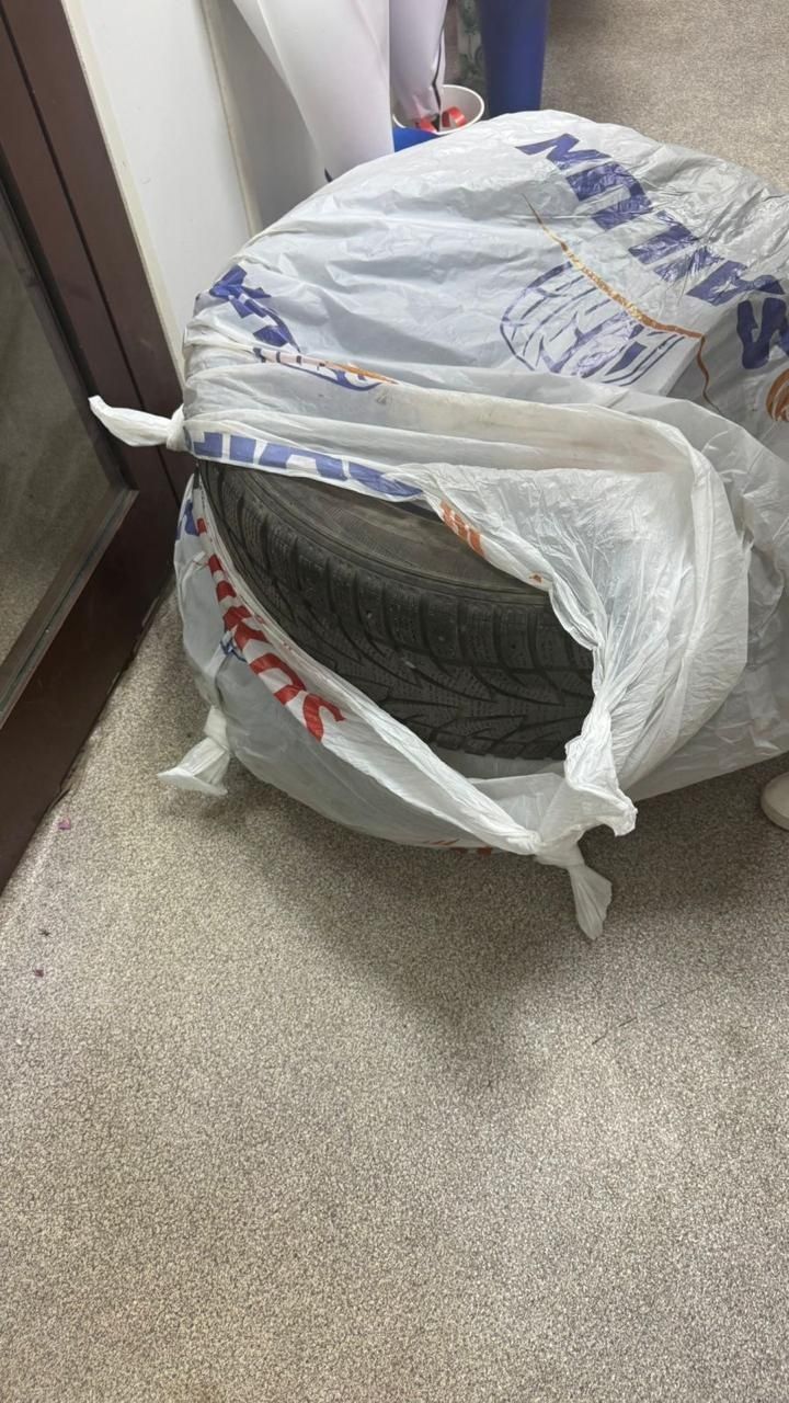 Продам зимние шины 235/45/18
