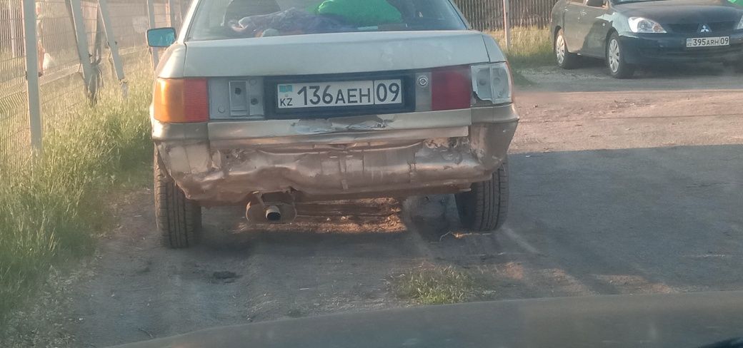 Ауди 80 бита в заднюю часть на ходу