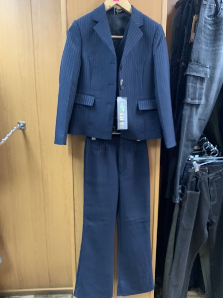 Продам девечьий костюм 4-ка..