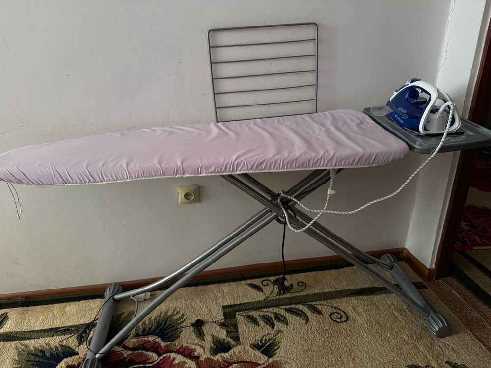 Продаю удобную гладильную доску с подставкой для утюга