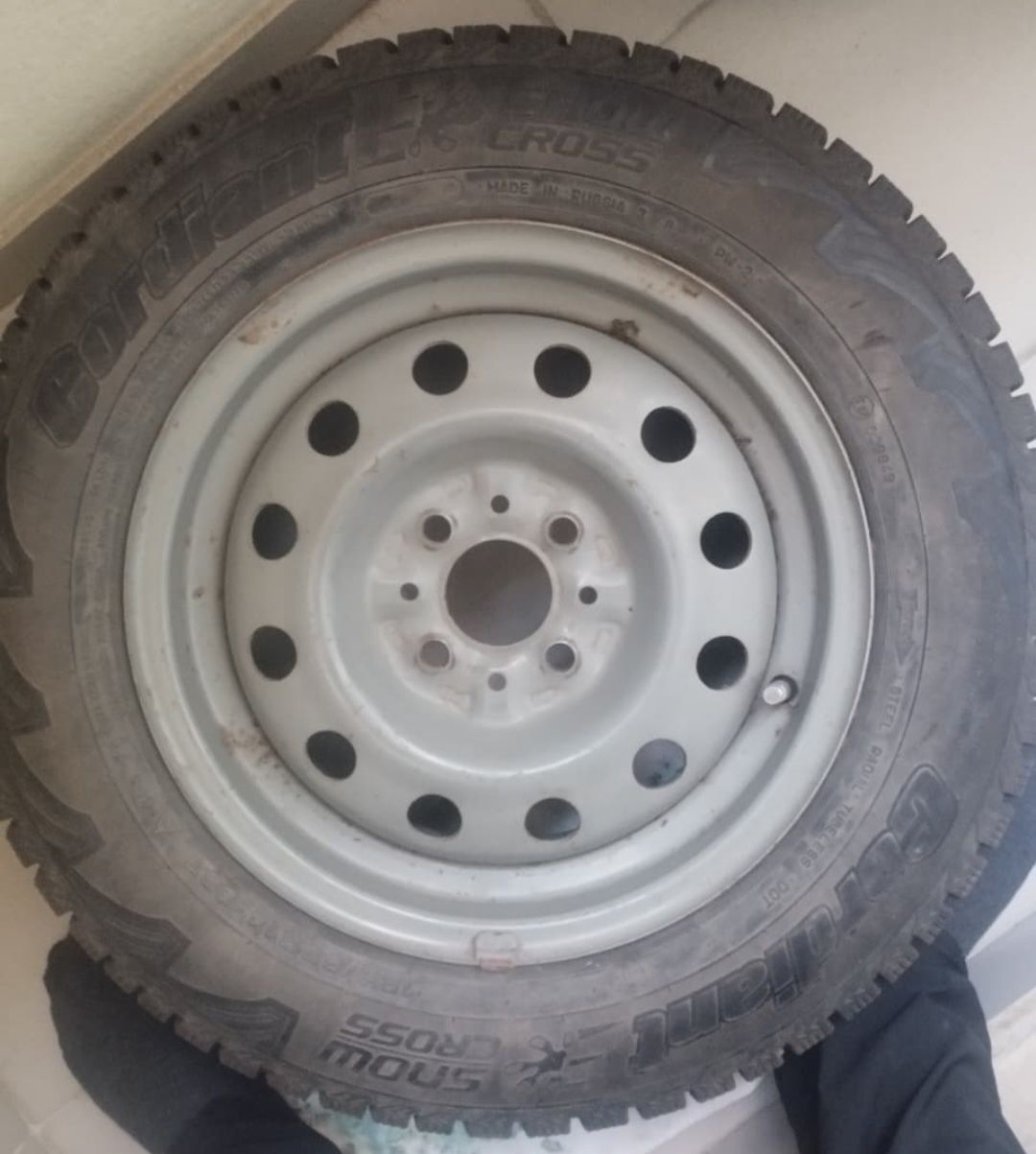 Продам 2 шины, зима, 1 покрышка, R14, в хорошем состоянии