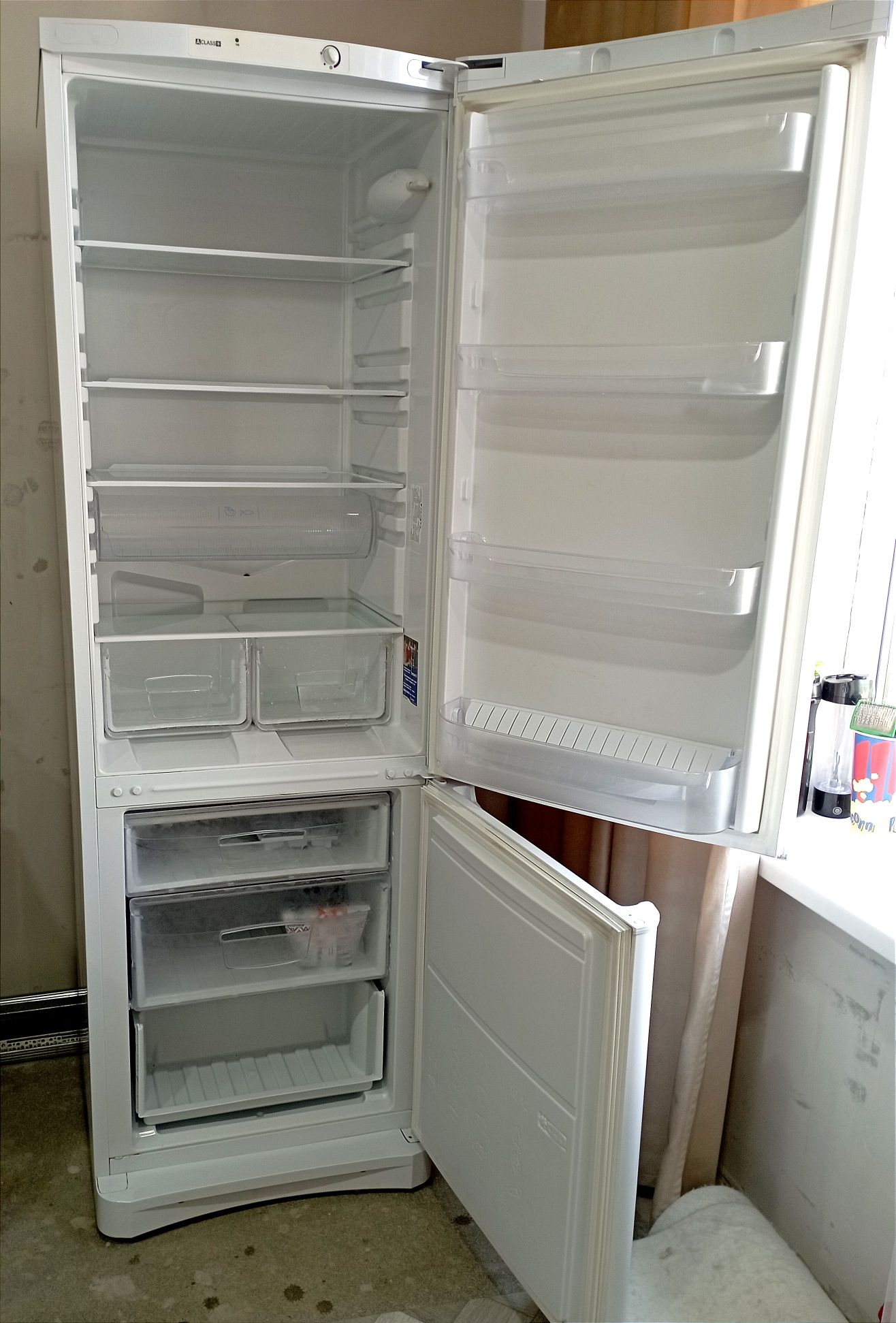 Продам холодильник Индезит б/у