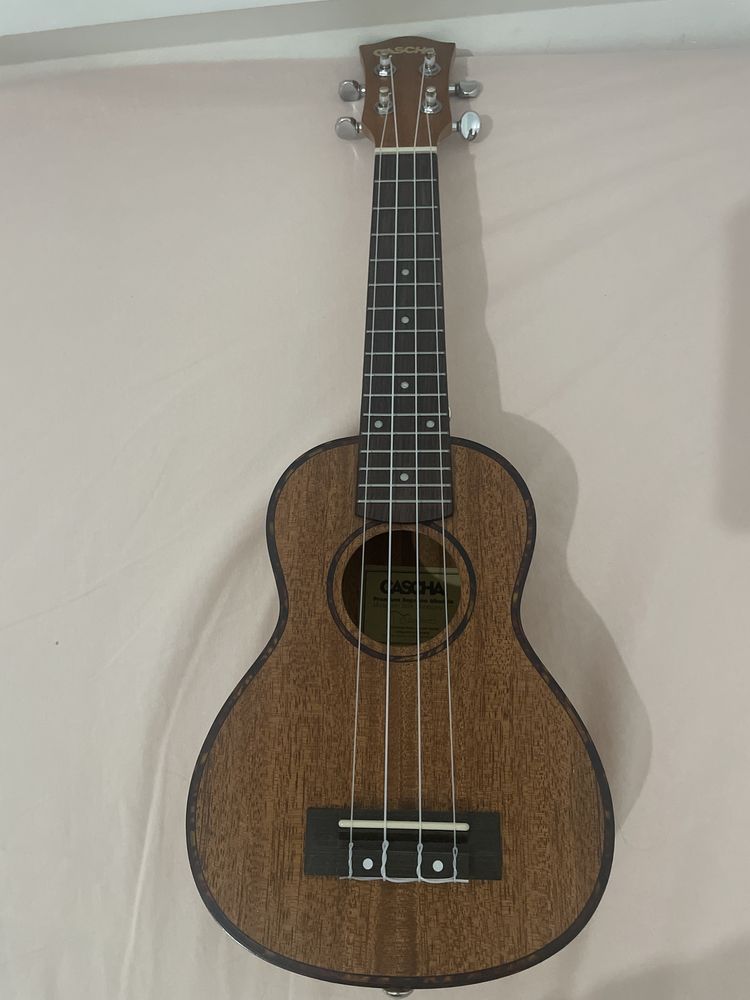 Срочно продам укулеле с чехлом б/у