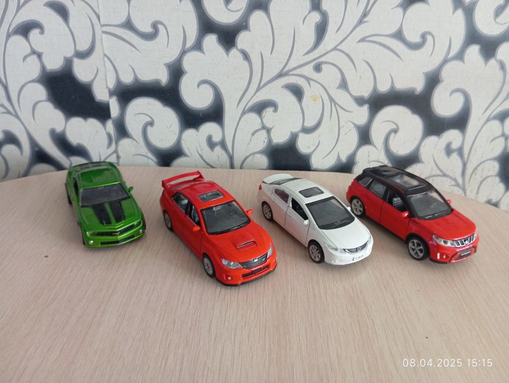 Железные игрушечные машинки