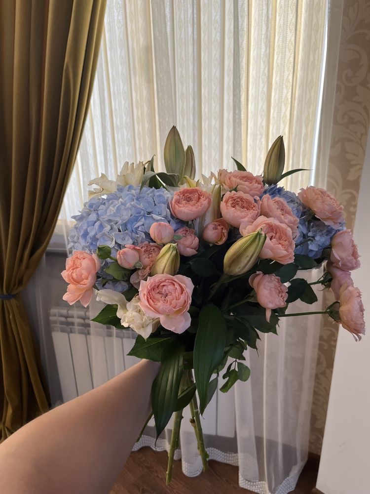 Подборка разных цветов(белые розы и тдо