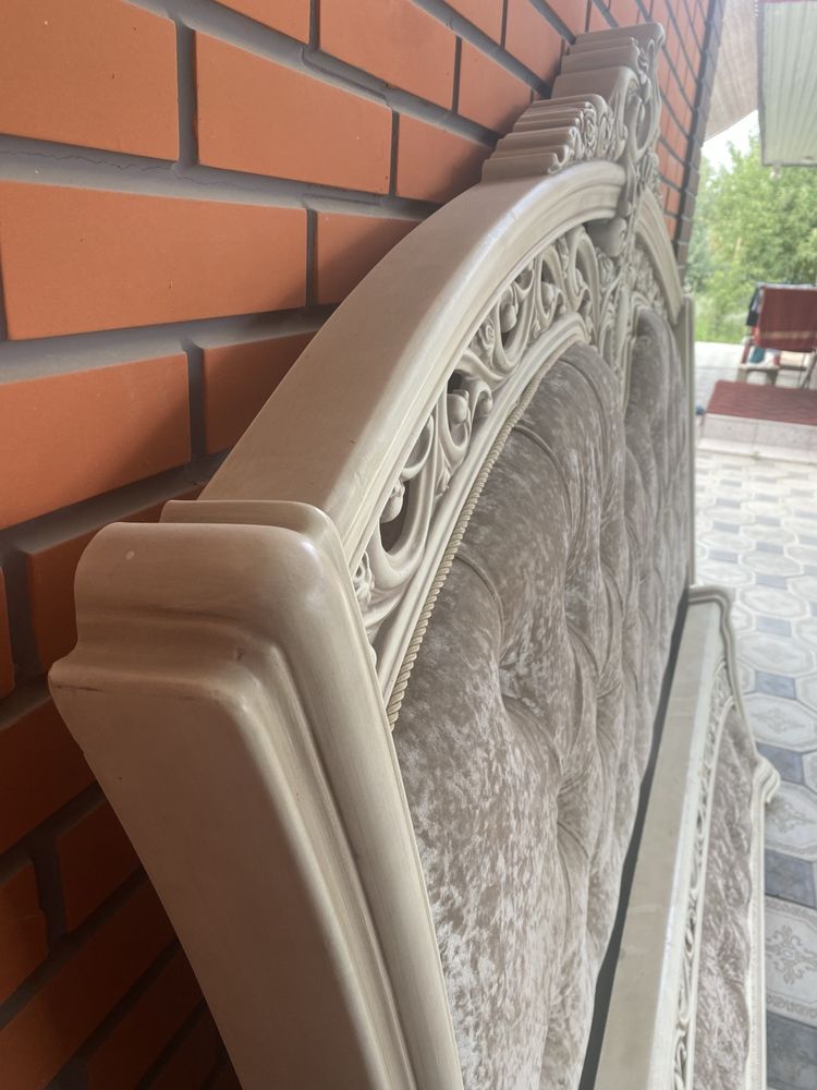 Продаю кровать без матраса