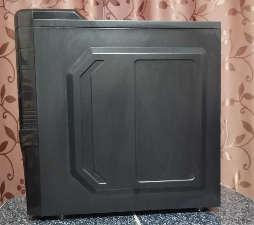 Игровой компьютер с монитором