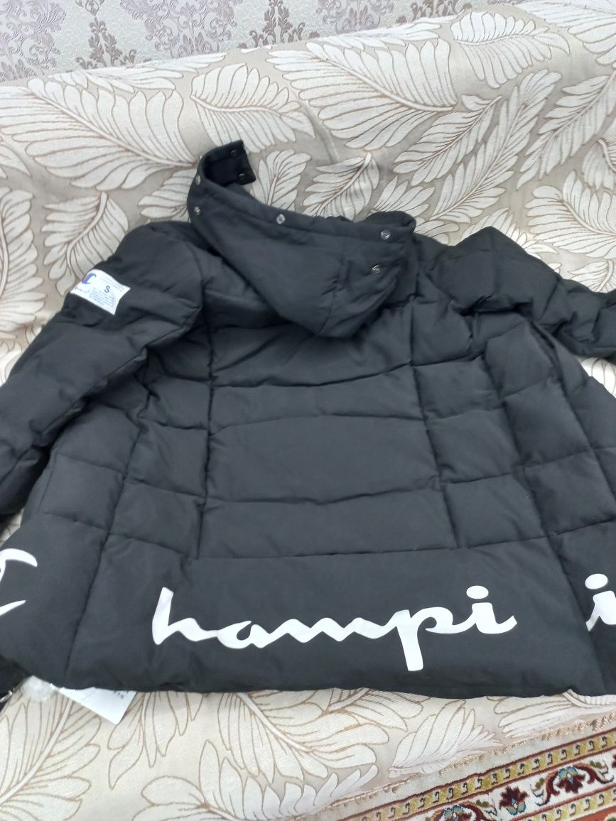 Продам подростковую куртку  на девочку.