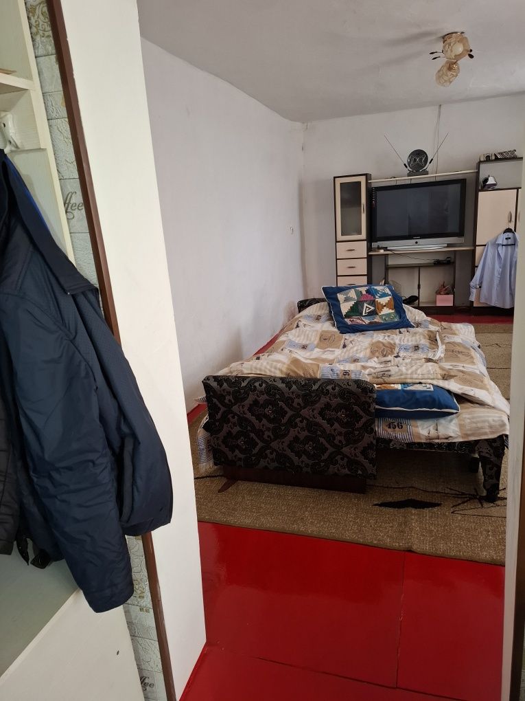 Продаётся Не большой Дом в Ленгер, в Автопарке рядом трассы.