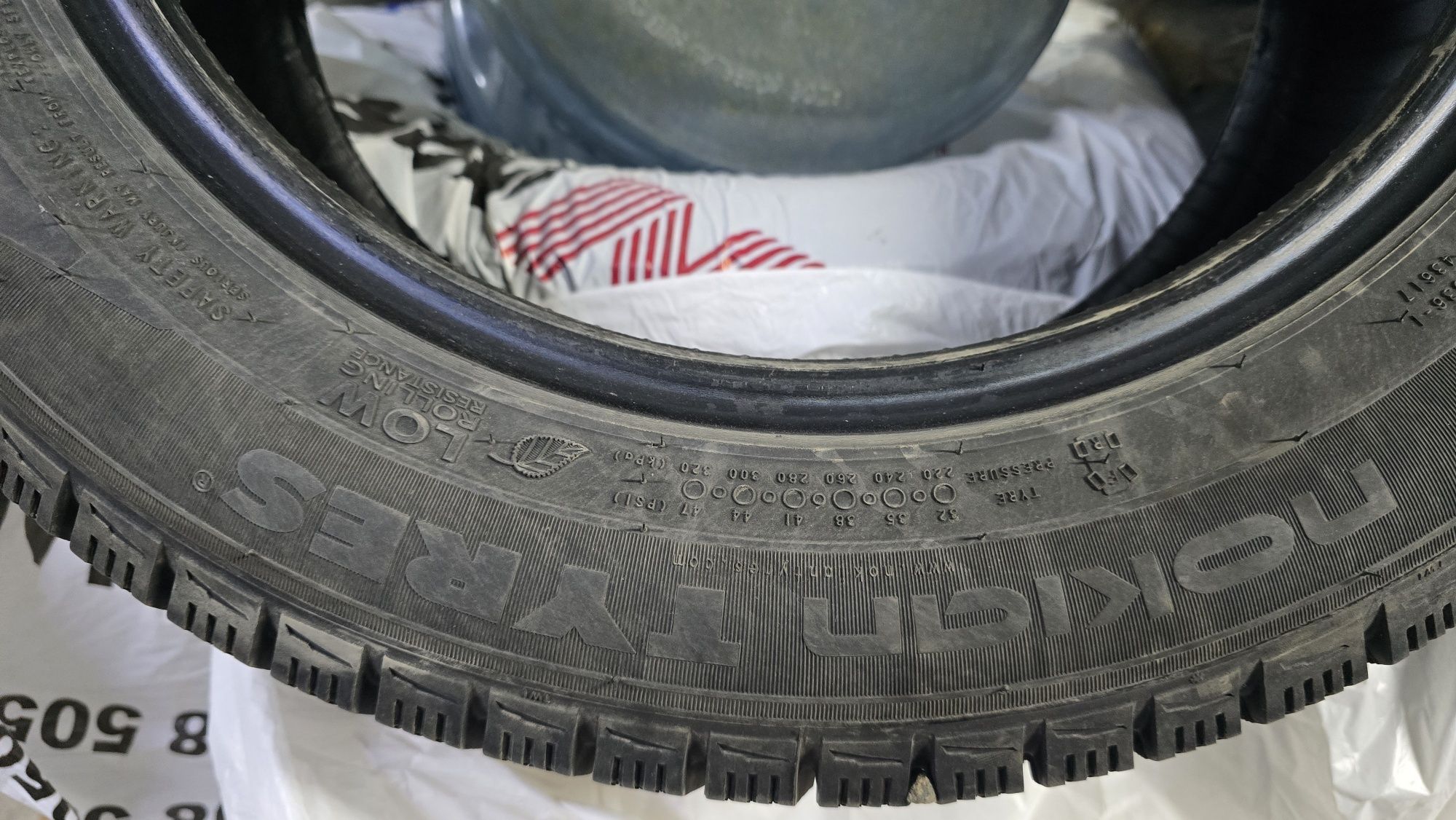 185/60 R15 Nokian резина зима