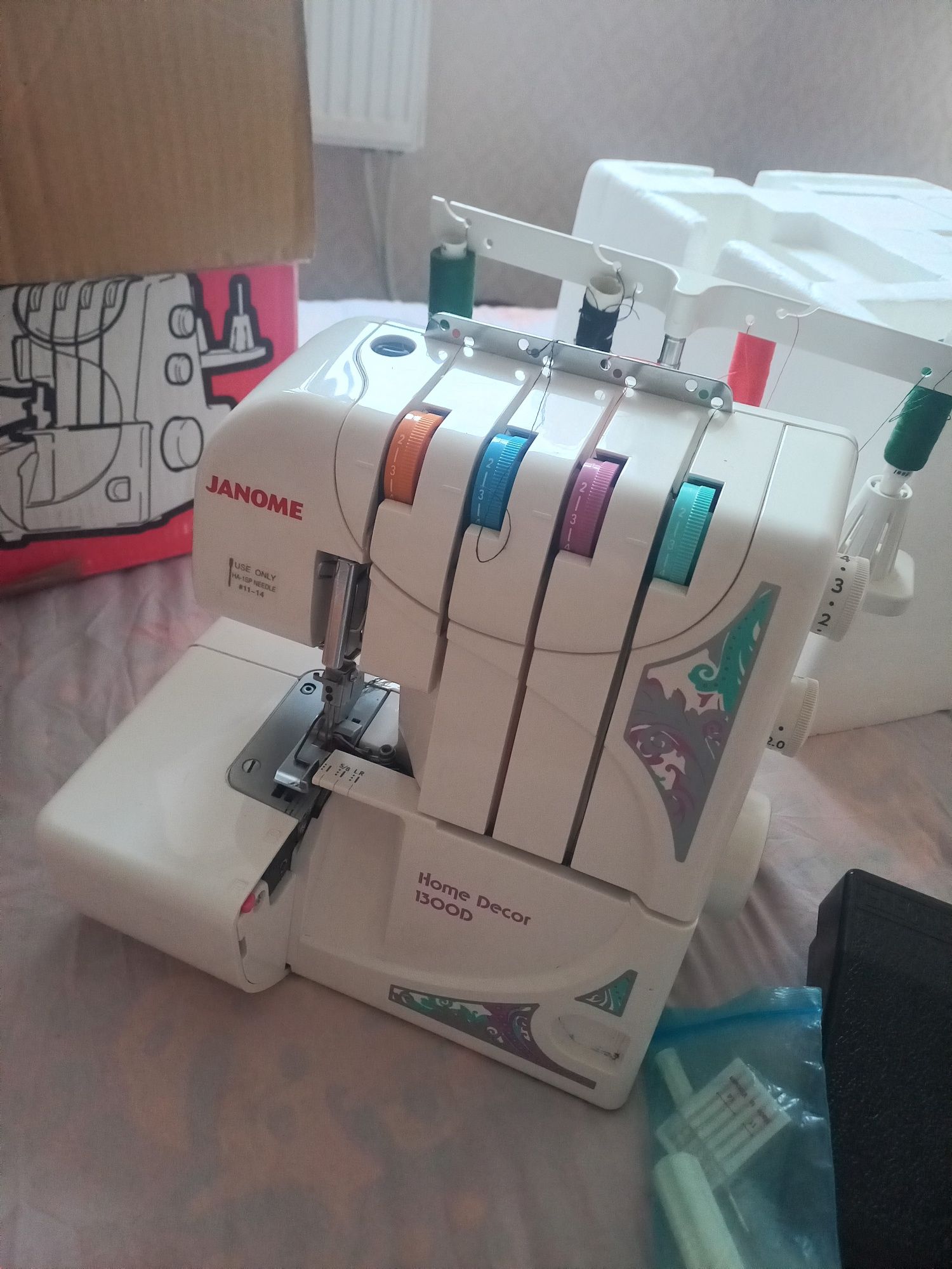 Оверлок машина Janome
