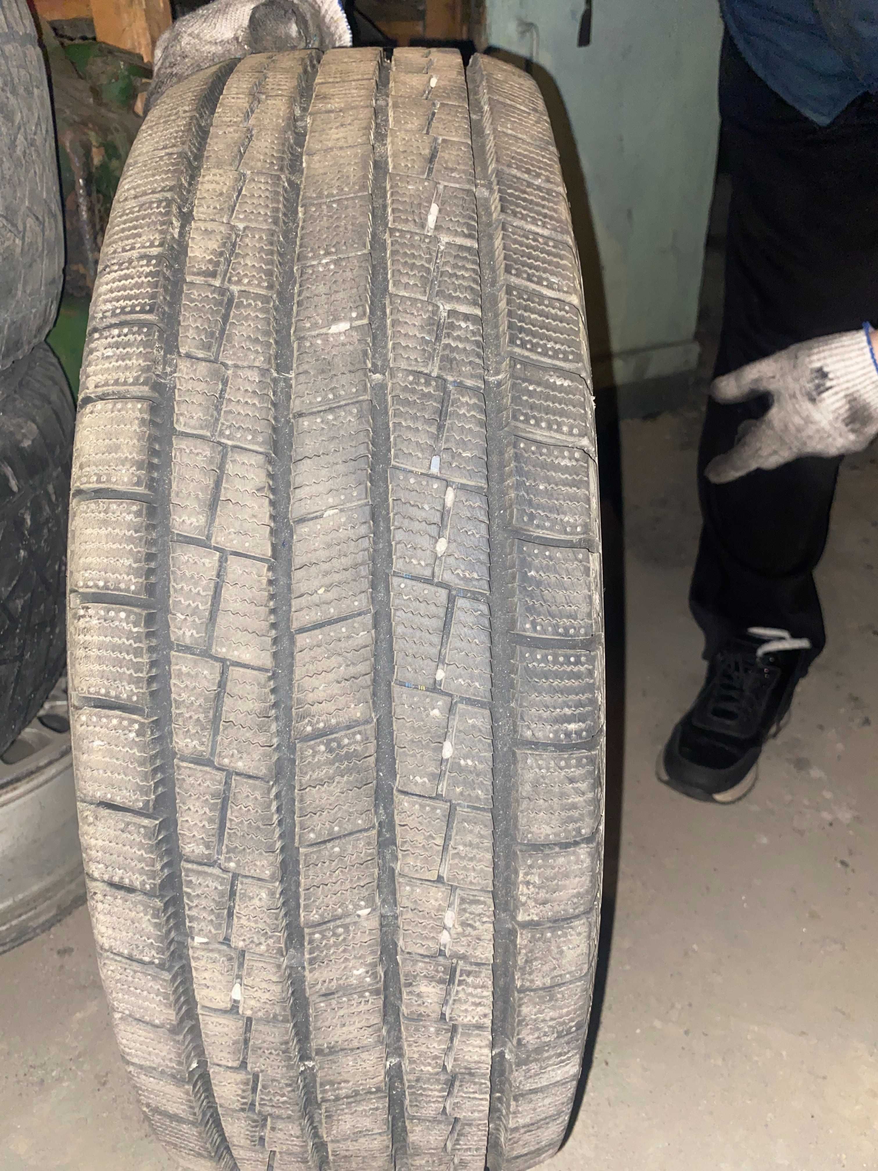 Резина в хорошем состояние 2 шт. размер 235\70R16  106T