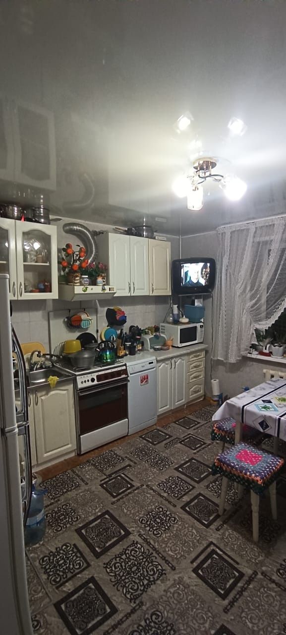 Продам 3-х комнатную квартиру  и земельный  участок в черте города