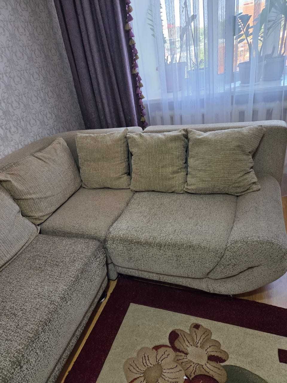 Угловой диван и кресло