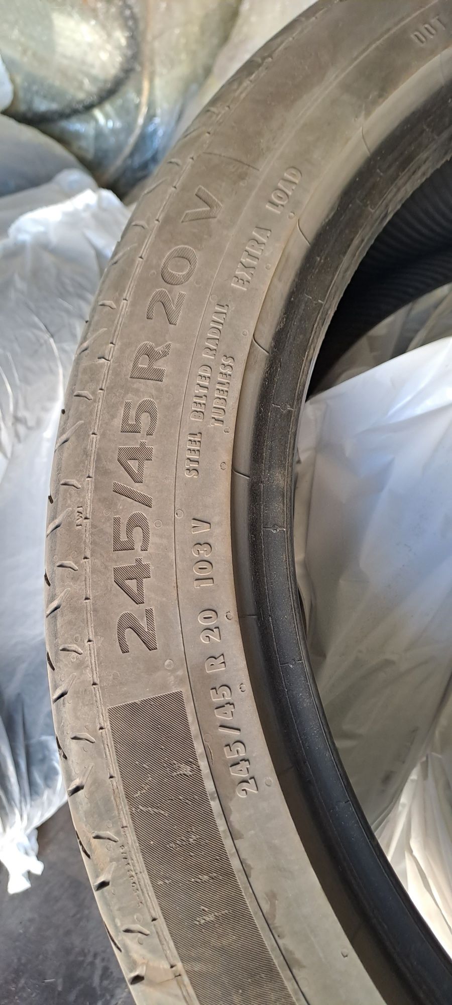 Шина Continental  245/45/20 в комплекте