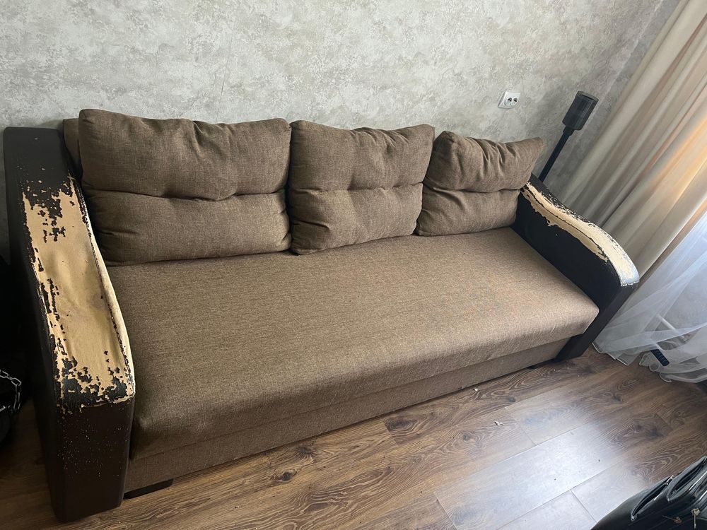 Продам диван в среднем состояний