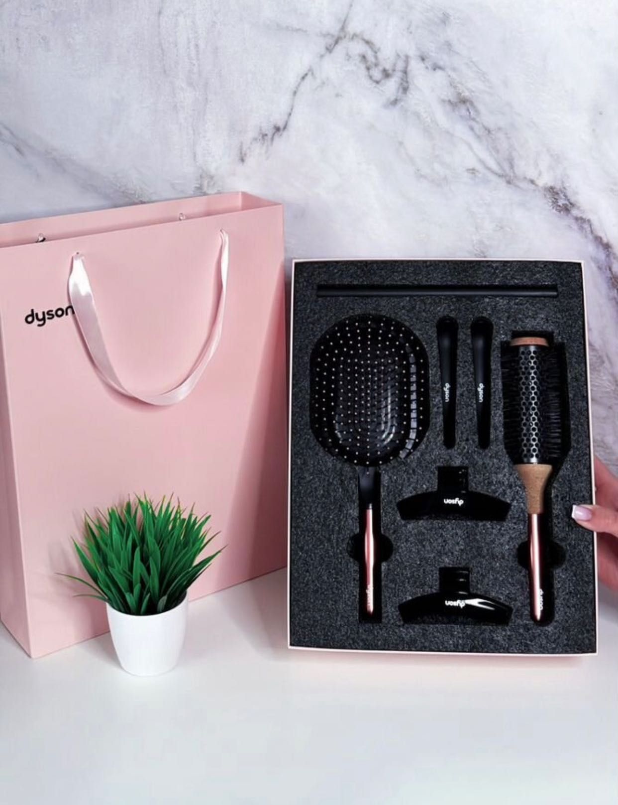 Продам Подарочные Наборы Dyson Styling Set Набор Расчесок