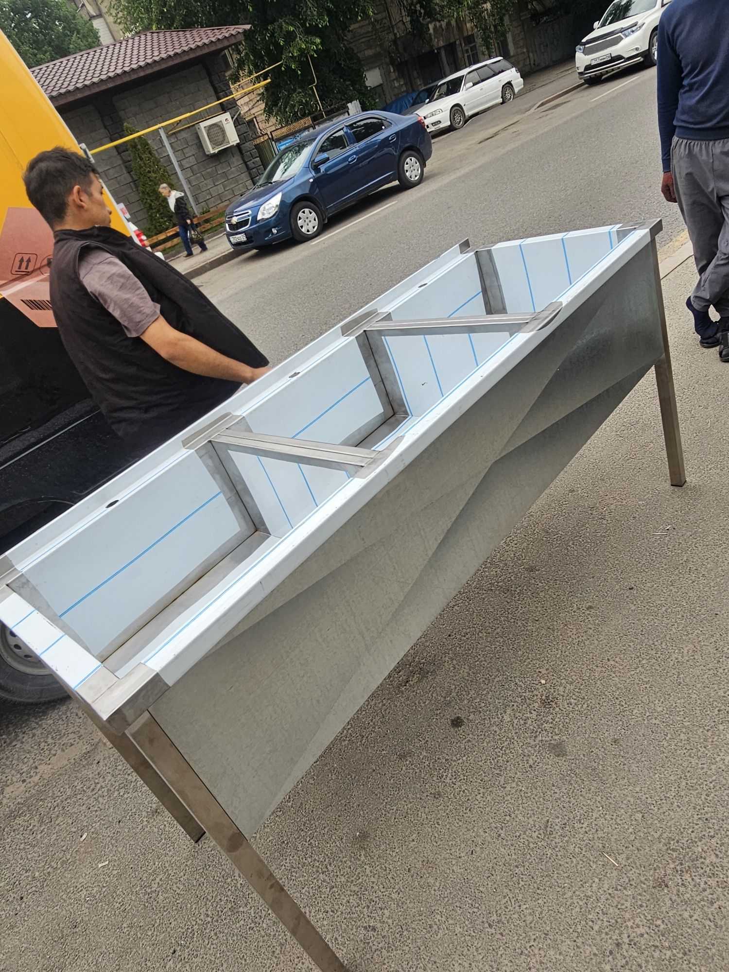 Стол разделочный  нейтральное оборудование мойка  стелаж  шеф полка