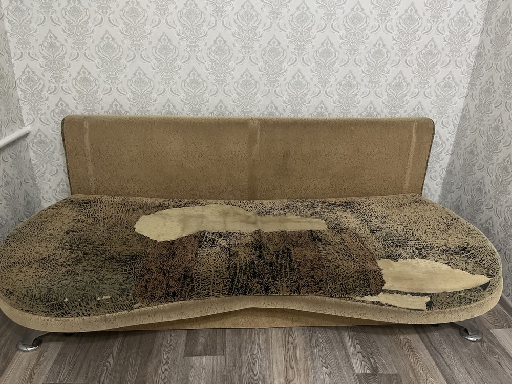 Отдадим  срочно даром диван
