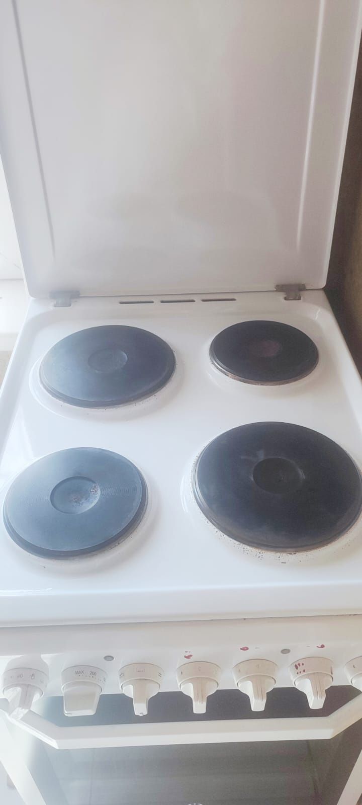 Продам электрическую плиту в отличном состоянии марки Indesit