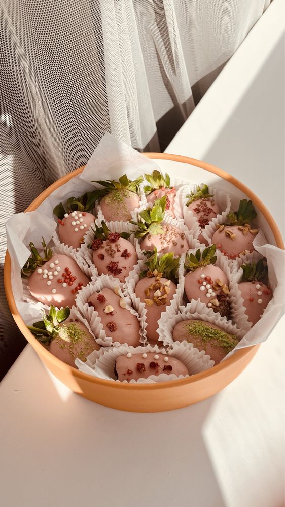 Шляпные коробки для клубники в шоколаде