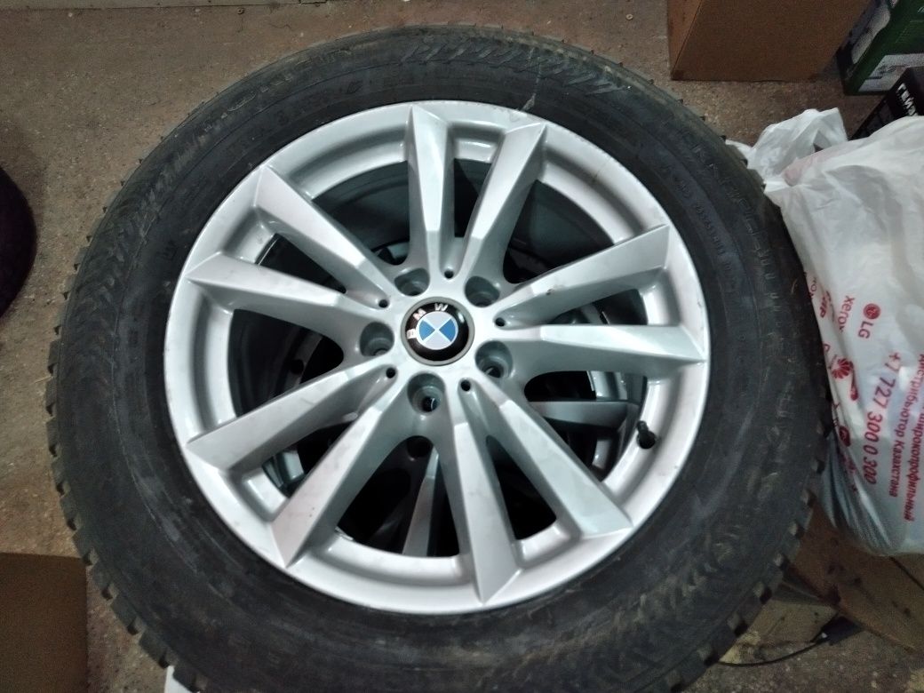 На BMW X5 Колеса (4шт.) с дисками на зимней резине с шипами б/у