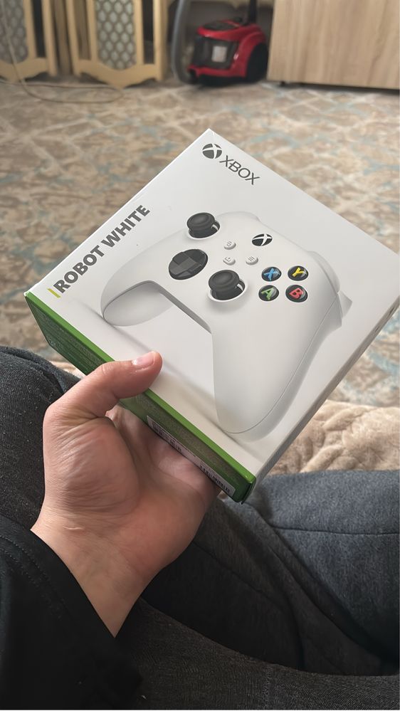 X Box s  новый в идиальном состоянии 2 геим пада полный комплект