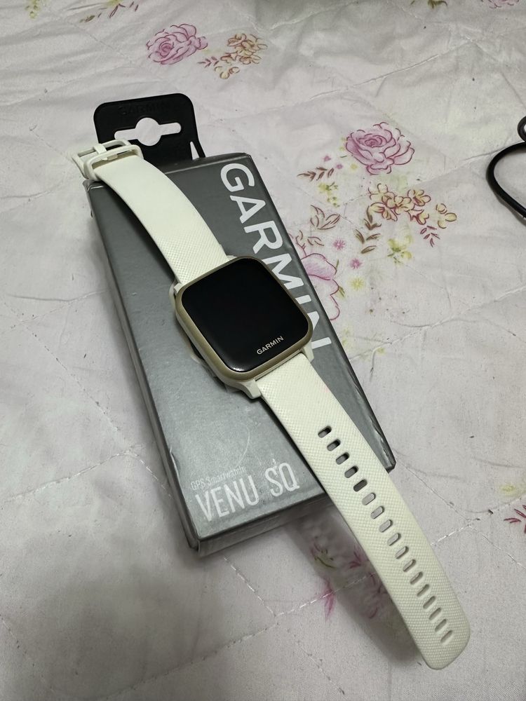 Garmin Venu SQ умные смарт часы