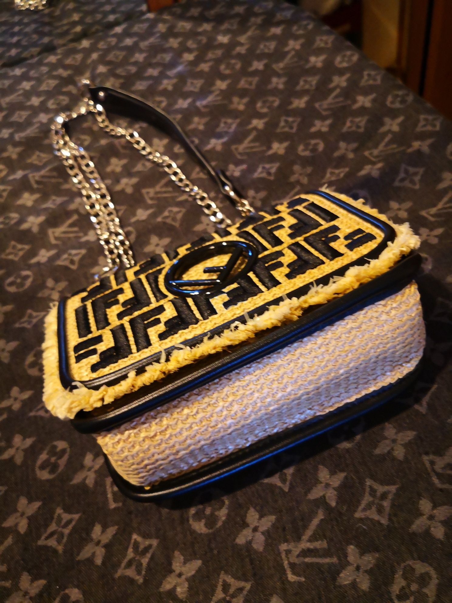 Сумка Fendi стильная