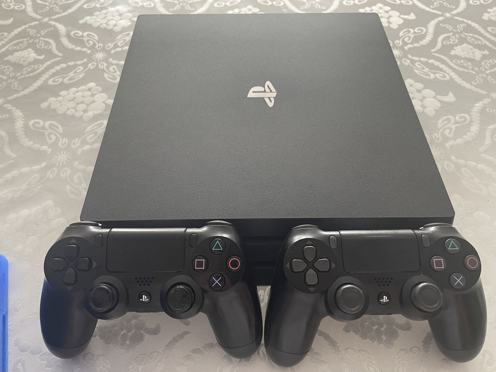 ПРОДАМ Play Station 4pro с 11 дисками