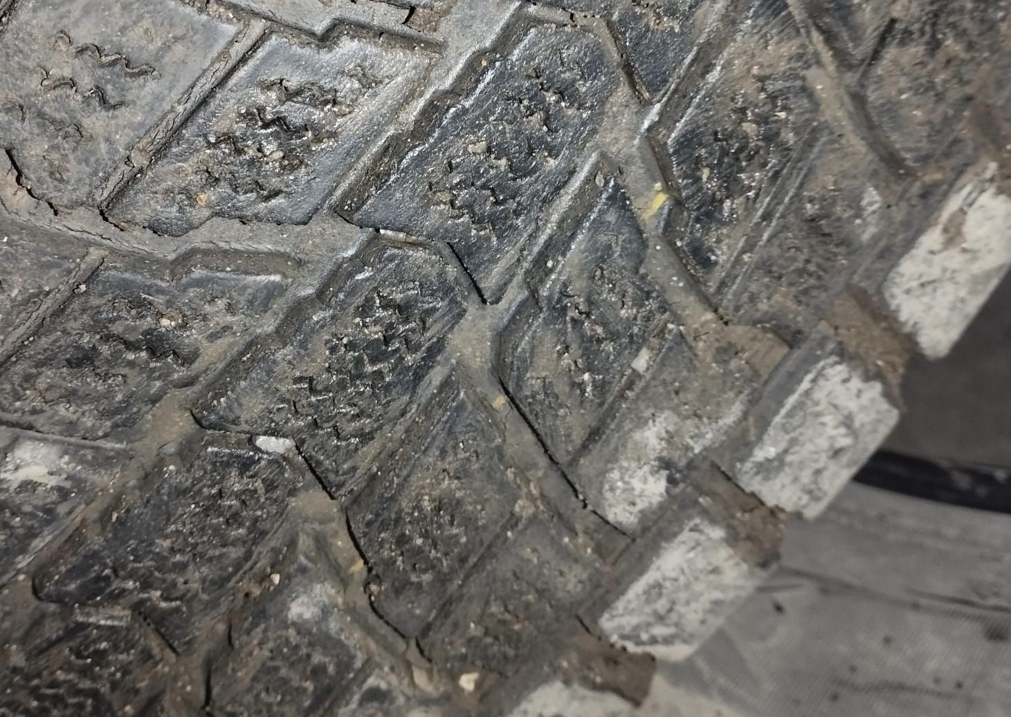 Шины зима 235/65R17 Dunlop 2шт