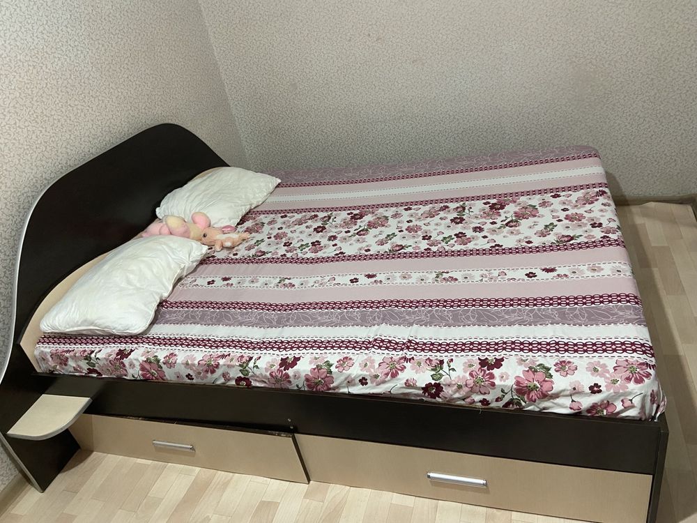 Кровать двуспальная с матрасом