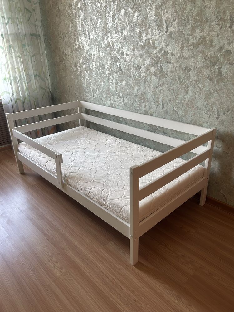 Кровать детская с матрасом и непромокаемой простыней на резинке новые