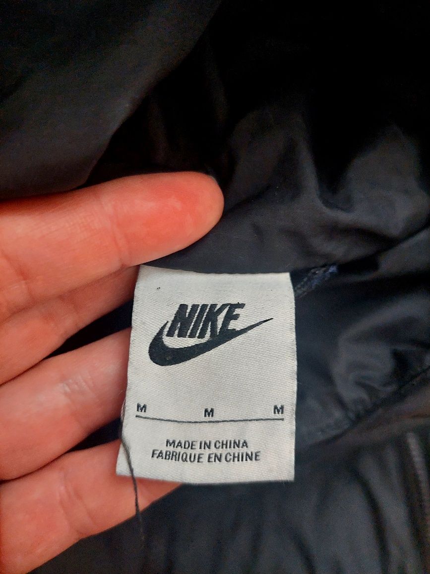 Продам куртку Nike
