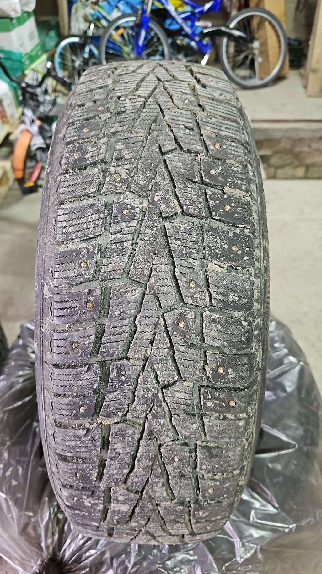 Зимняя шипованная резина 215/60/17 roadstone
