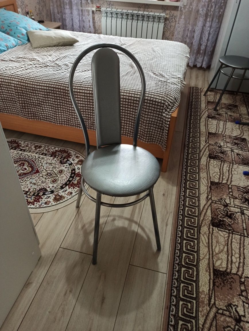 Стулья в кухню 4 штуки
