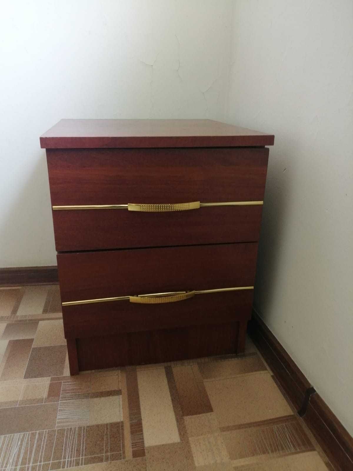 Продам мебель (Шкаф, трюмо, комод, тумбы)
