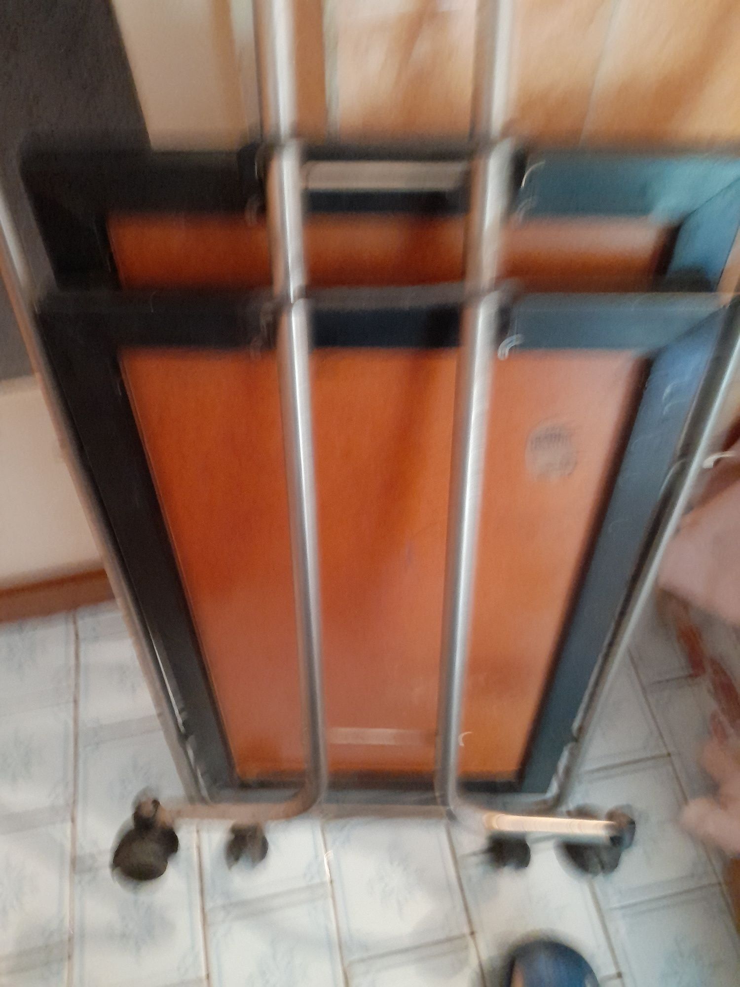 Продам  столик  .