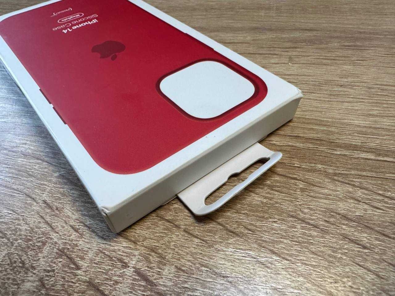 Чехол на iPhone 14