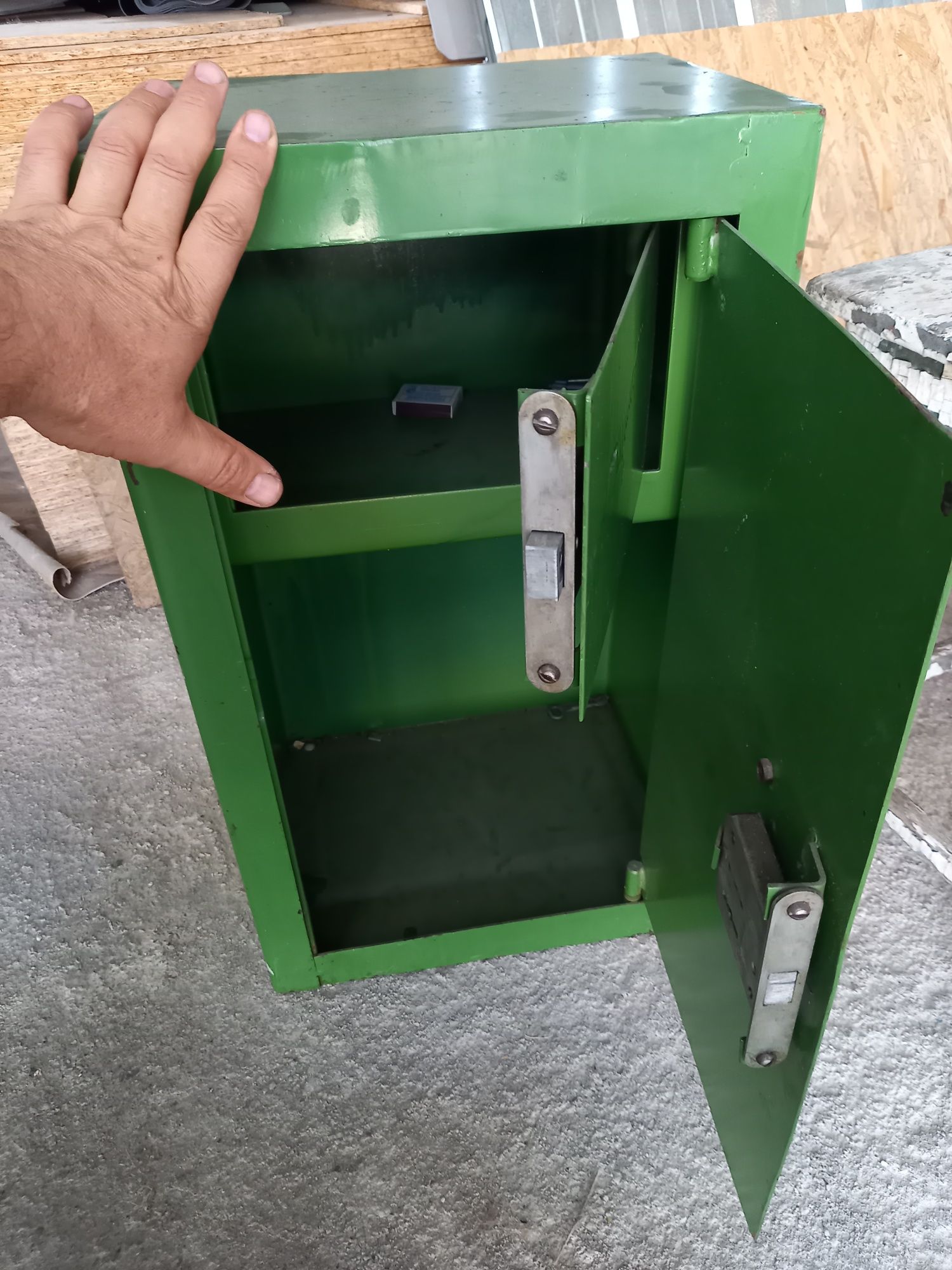 Продам сейф двух секционные, тяжёлый, с толстого металла.