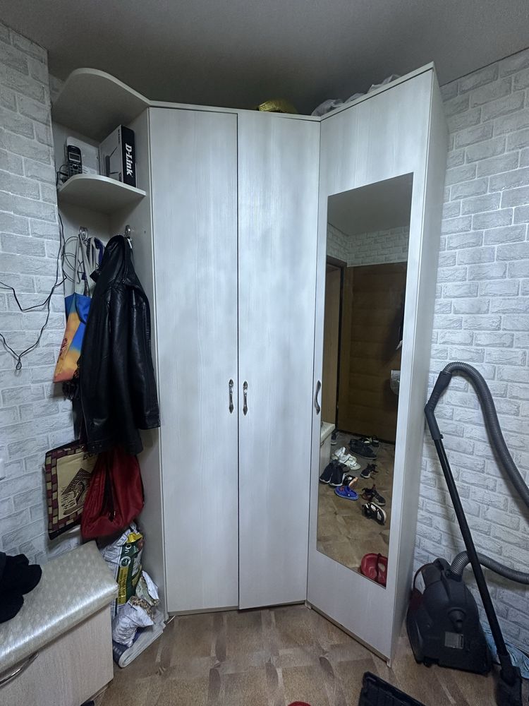 Продам угловой шкаф для прихожки