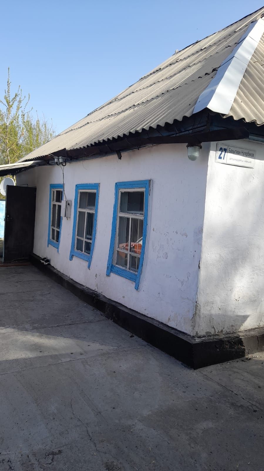 Продаёт дом возле воскресный базар