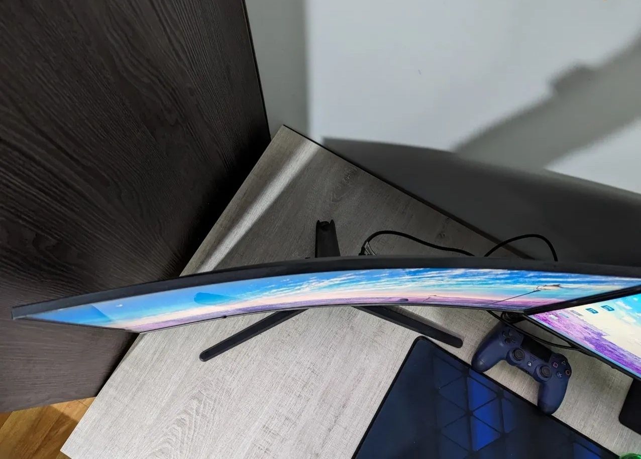 Изогнутый монитор Samsung 27" C27R50