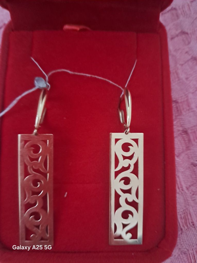 Продам новые золотые серьги