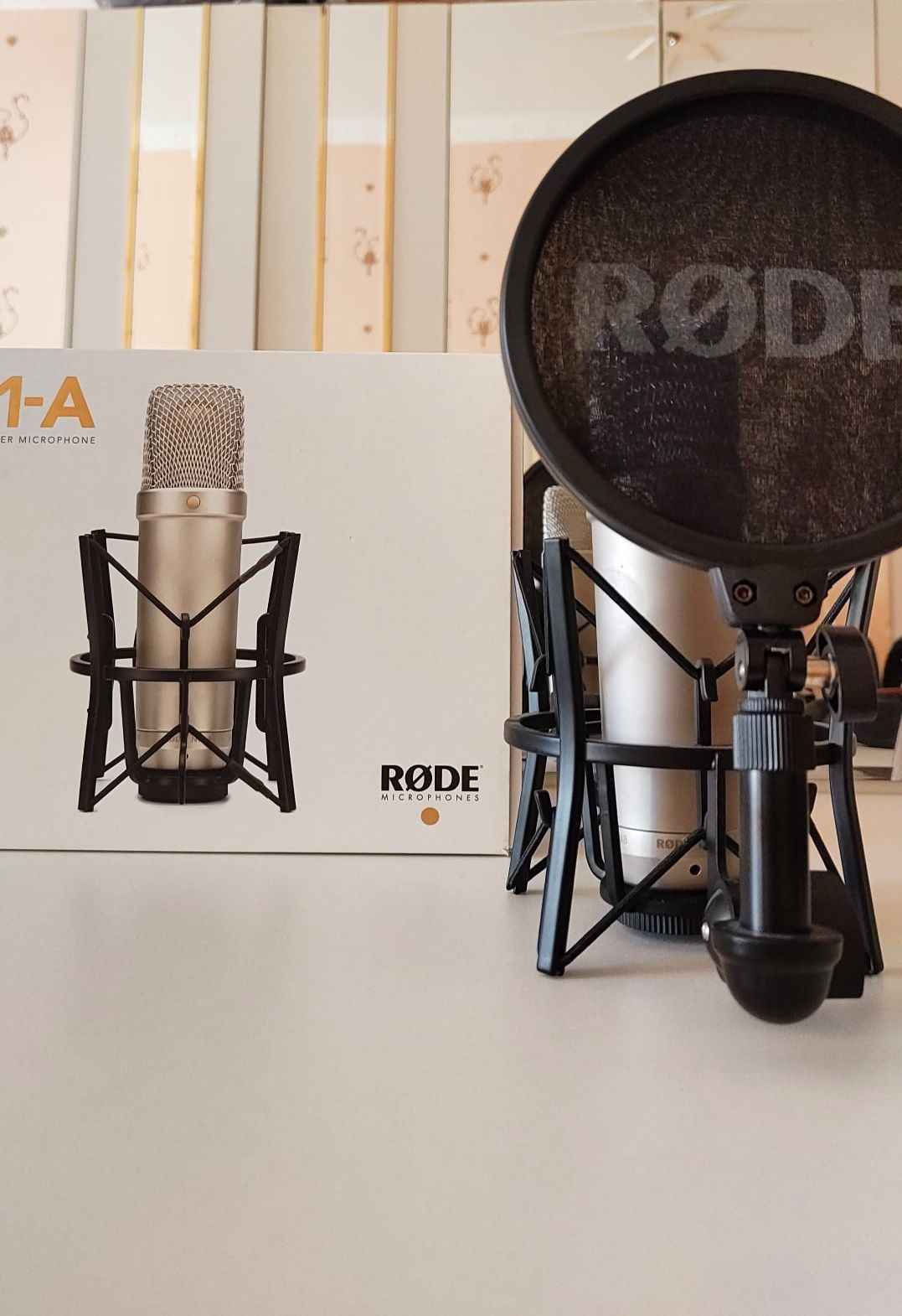 Продам студийный микрофон RODE NT-1A