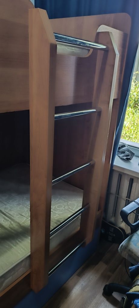 Срочно продам 2х ярусную кровать с матрасами