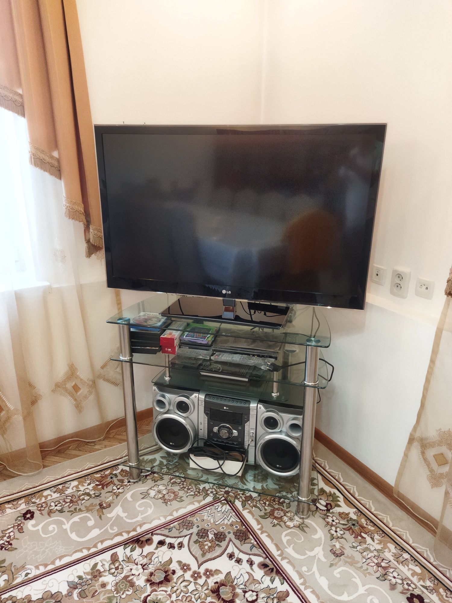 Продается комплект  музыкальный центр, DVD, стабилизатор, тумба