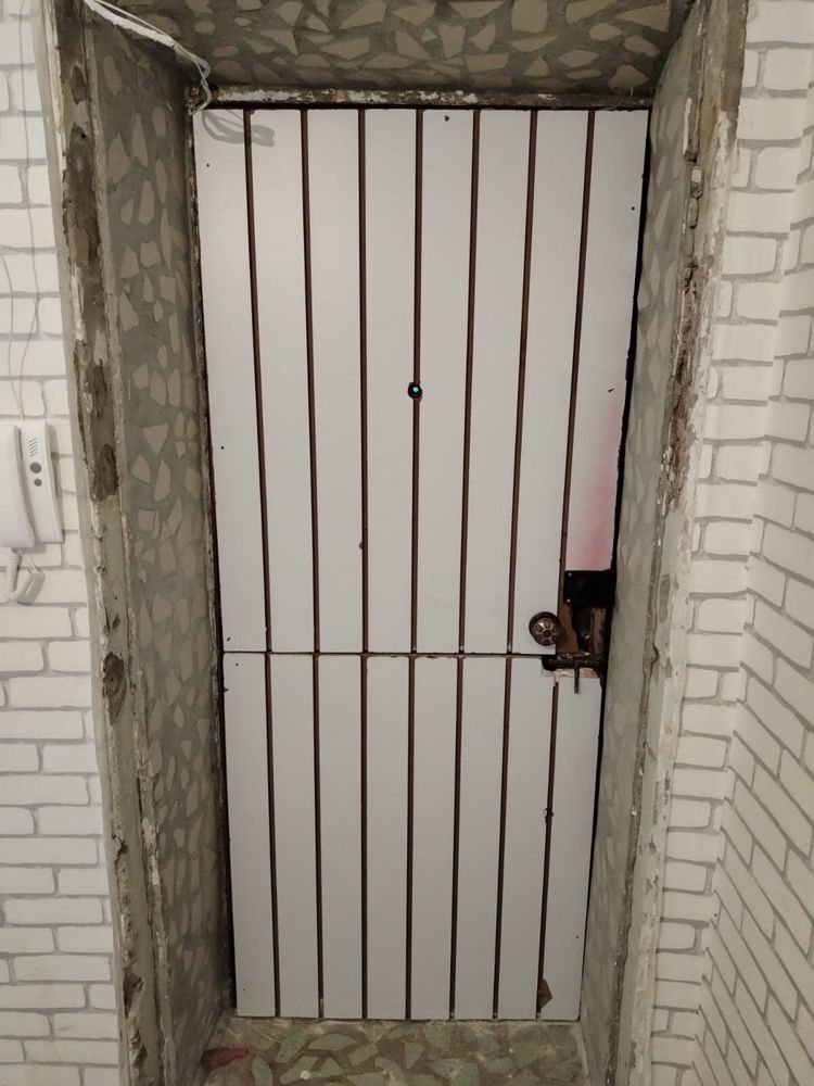 продается дверь срочно